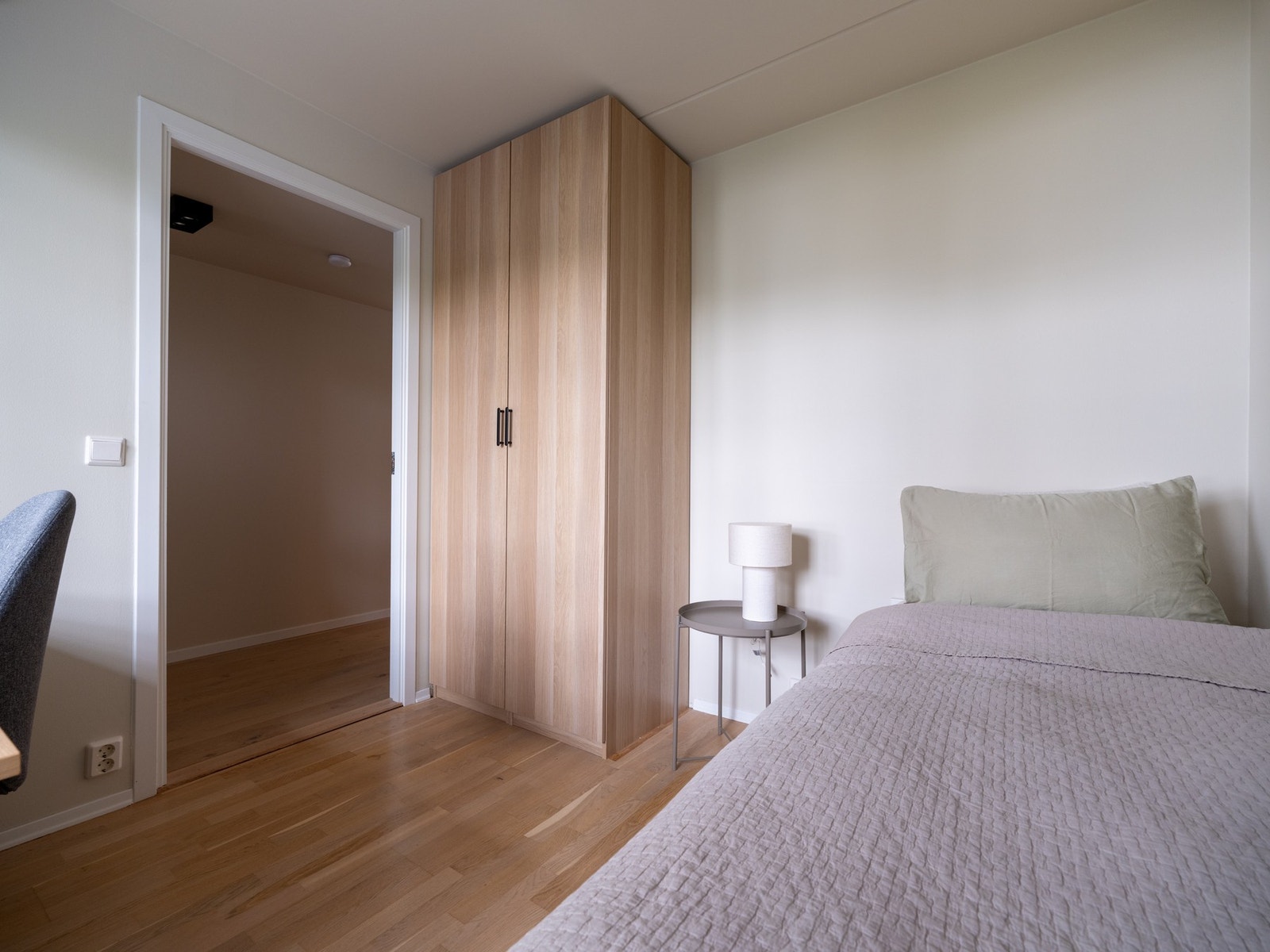 Det er plass til seng, garderobeskap og skrivepult. Galleribilde