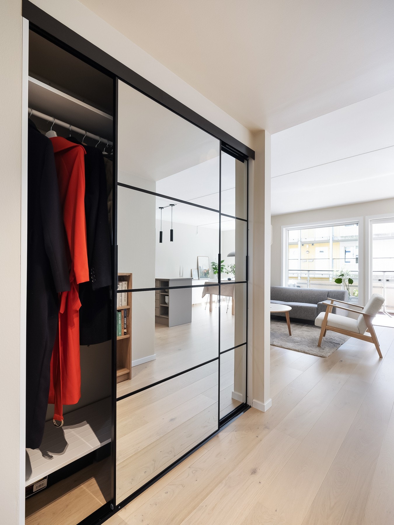 I gangen mellom stuen og soverommene er det rikelig med oppbevaringsplass i plassbygd skyvedørsgarderobe. Galleribilde