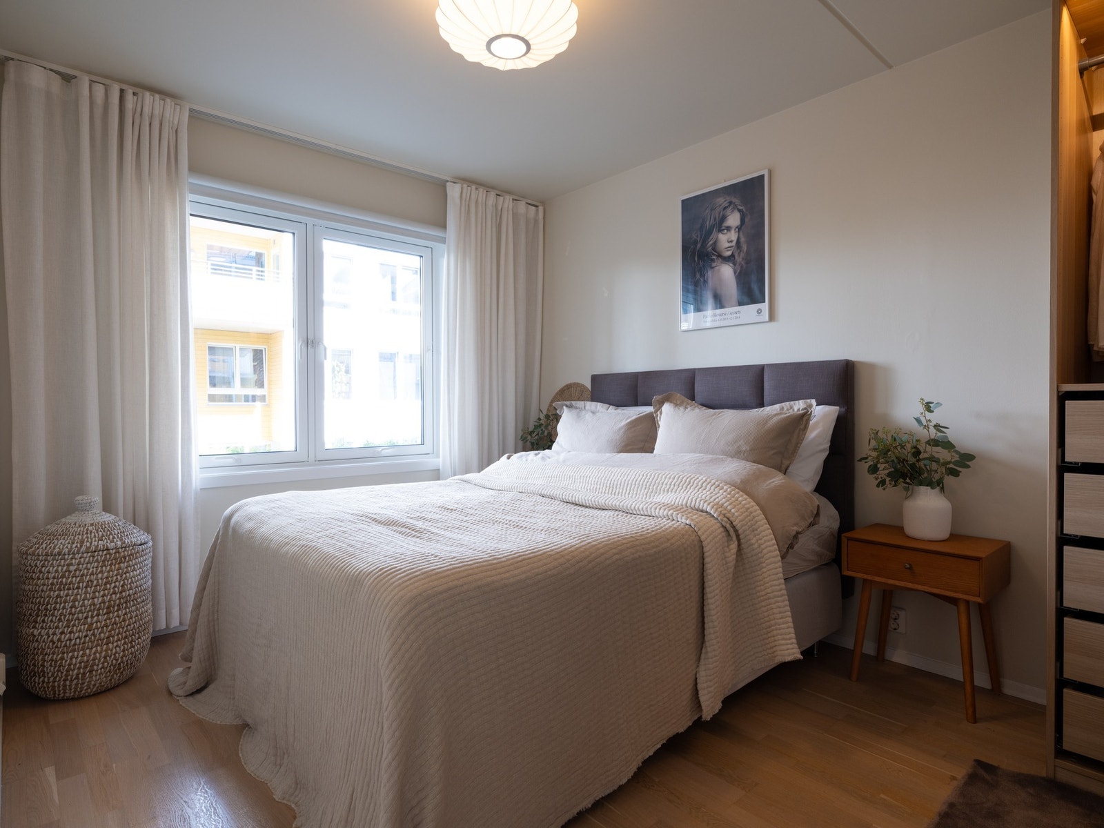 Hovedsoverommet er av sjenerøs størrelse og du har god plass til en stor dobbeltseng. Galleribilde