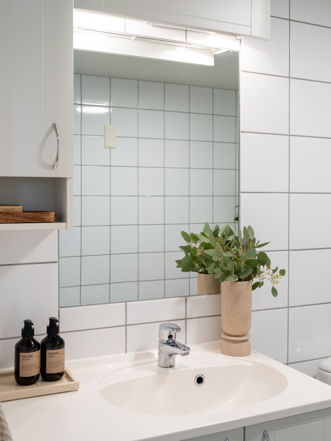 Innmurt speil, heldekkende servant med benkeplass og gode lagringsmuligheter i skap. Galleribilde