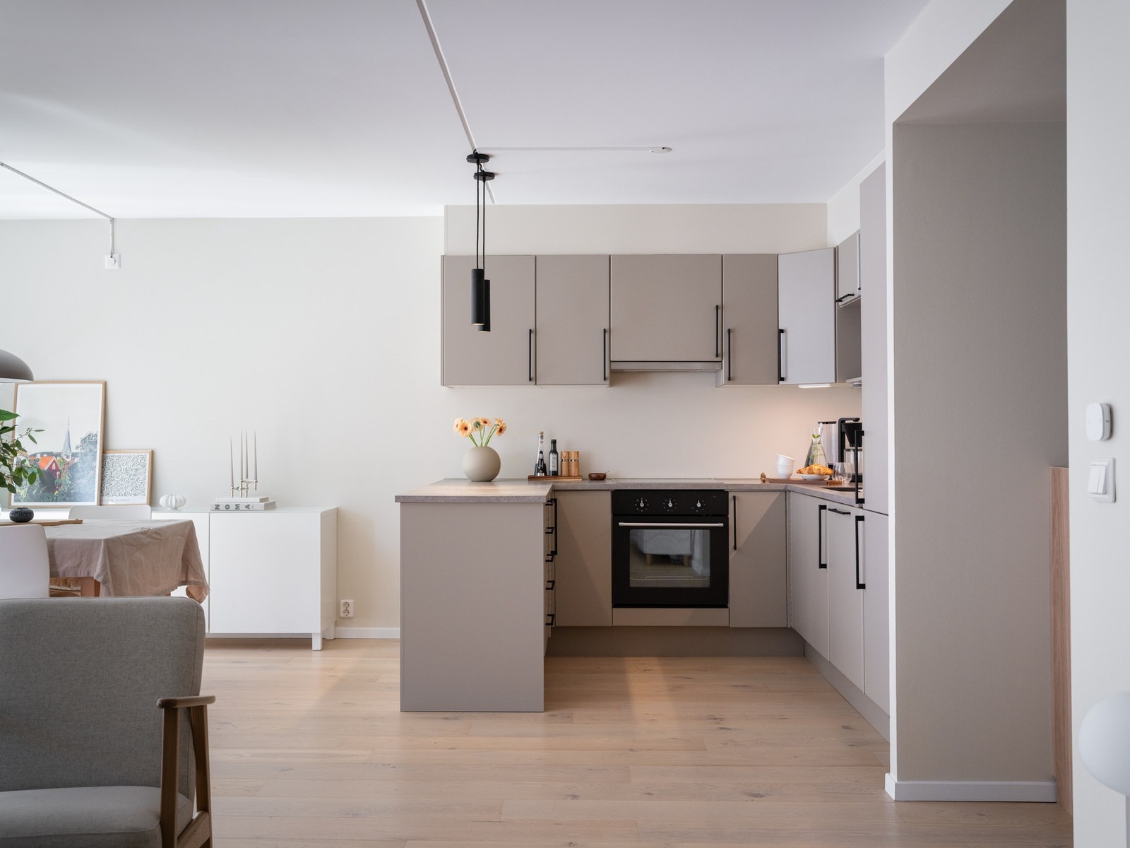 Takoppforede overskap gjør vedlikeholdet enklere og bidrar til et stilrent uttrykk. Galleribilde