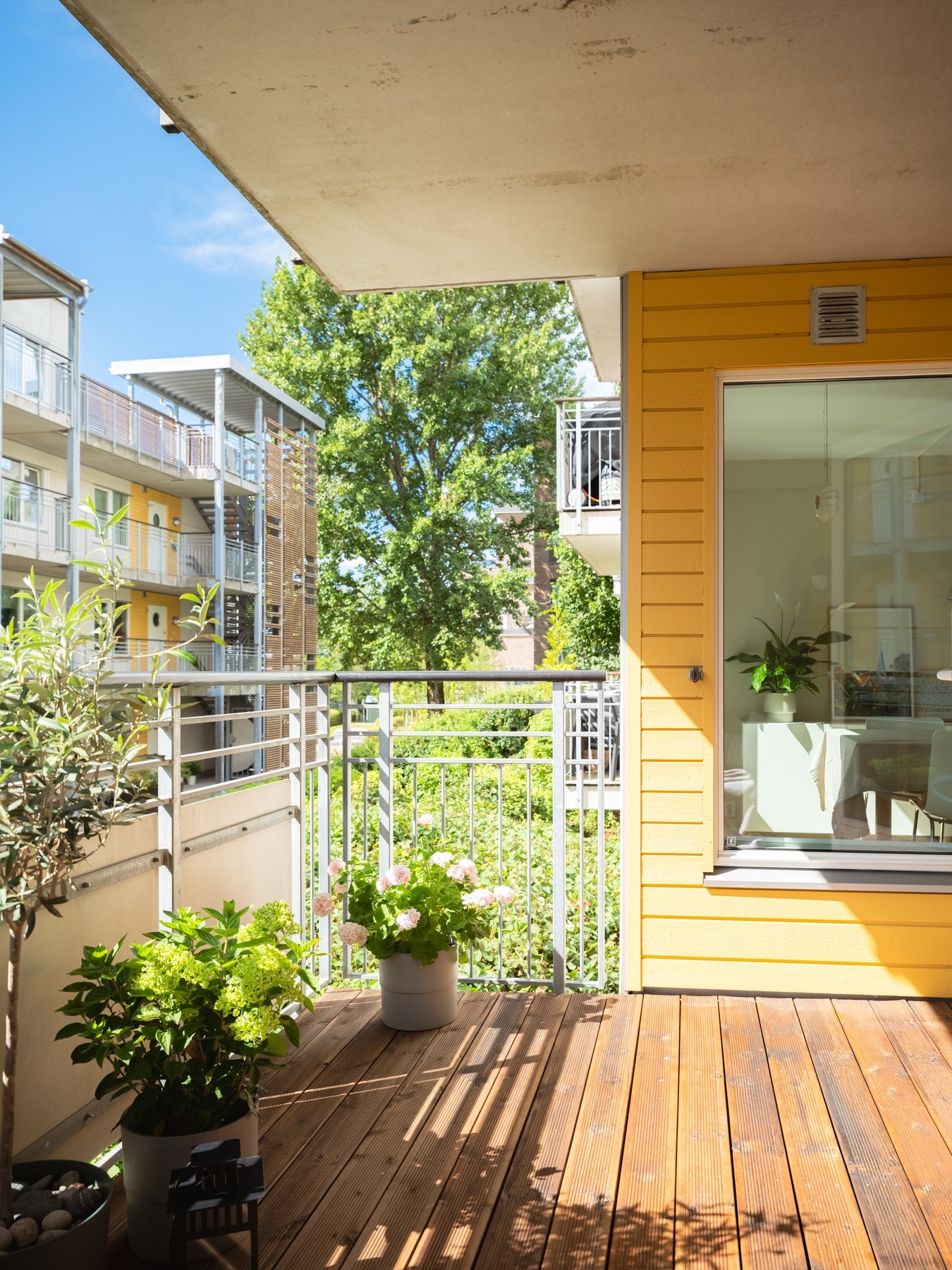 Balkongen er en lun, behagelig oase på sommertid hvor det frister å tilbringe lange soldager. Galleribilde