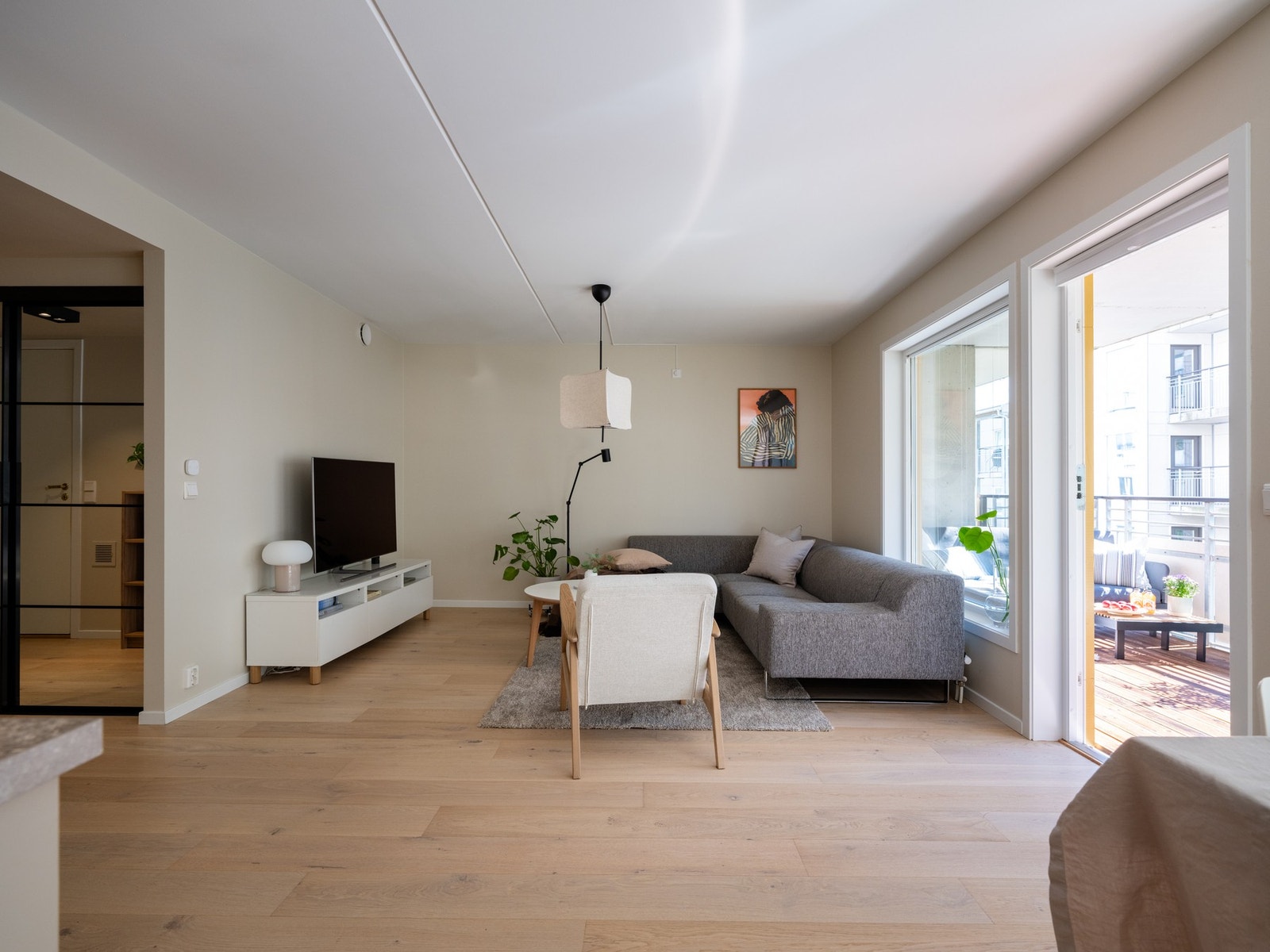 Overflatene er velholdt og i moderne toner i hele boligen. Galleribilde