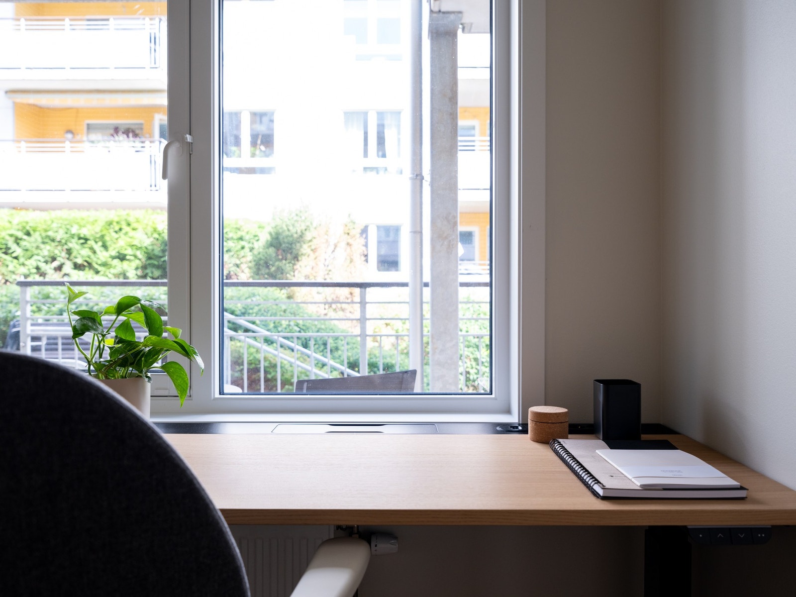Skrivepulten kan du f.eks ha under vinduskarmen hvor du får grønt utsyn mot sameiets pene fellesområder. Galleribilde