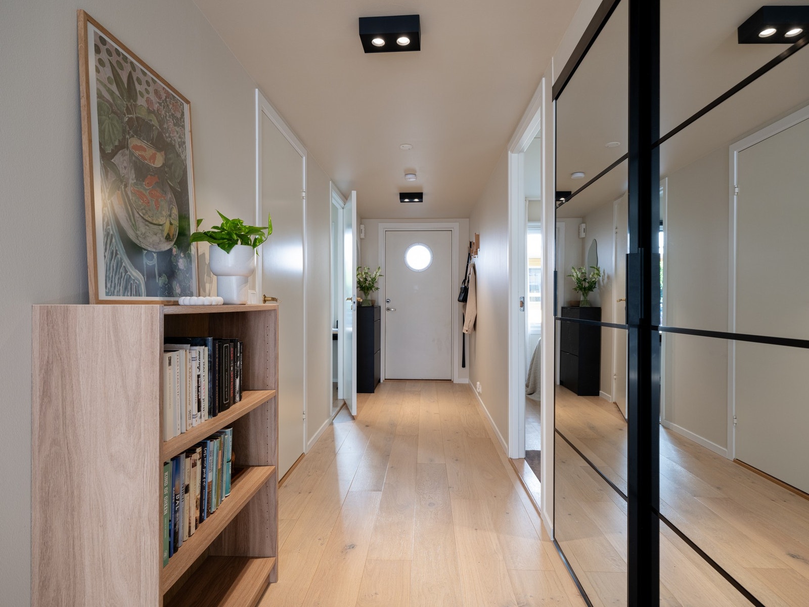 Videre er det plass til annet ønsket møblement for ytterligere oppbevaring eller pynt. Galleribilde