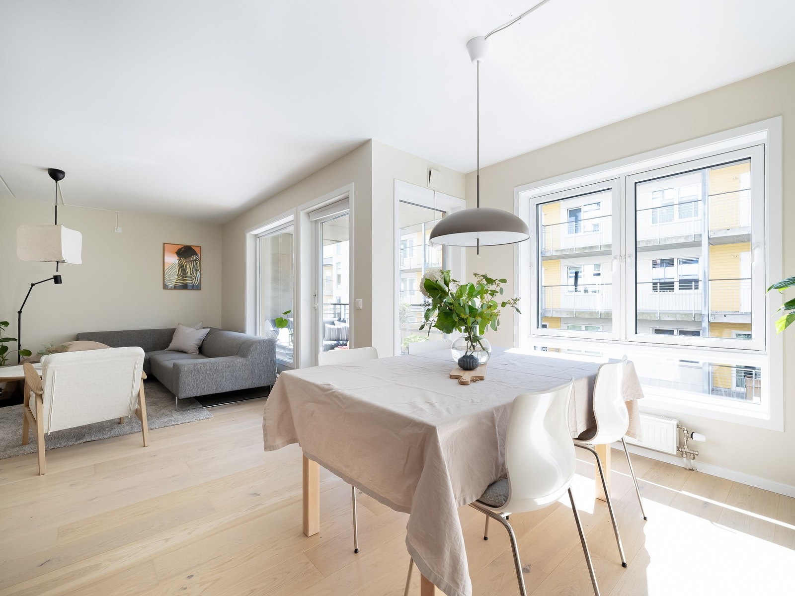 Et lyst og behagelig karnapp for spisestuen, med god avstand til tv-hjørnet. Galleribilde