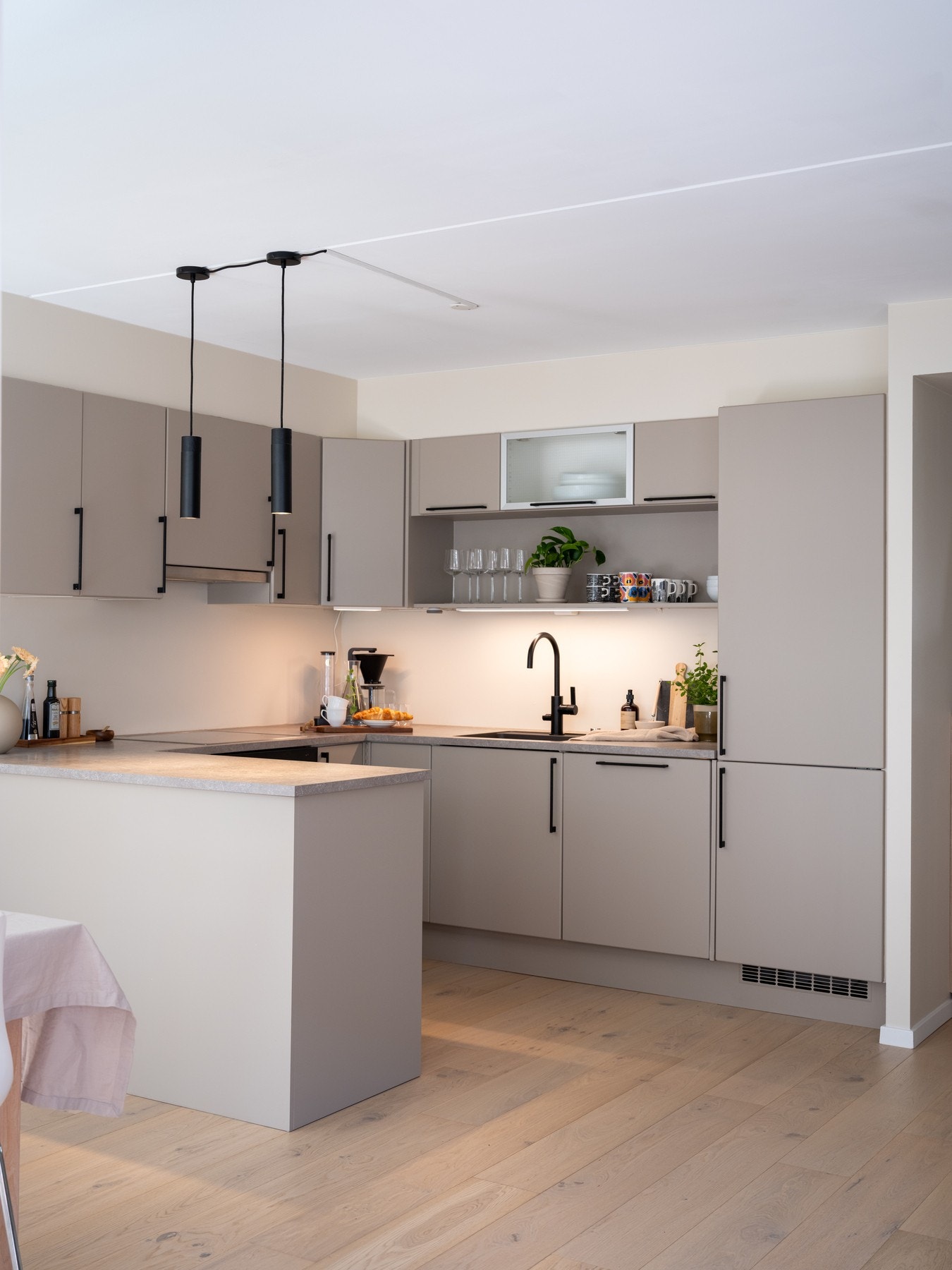 Det er integrerte hvitevarer som følger med boligen ved salg og inkluderer kjøl/frys, oppvaskmaskin, induksjon platetopp og komfyr. Galleribilde