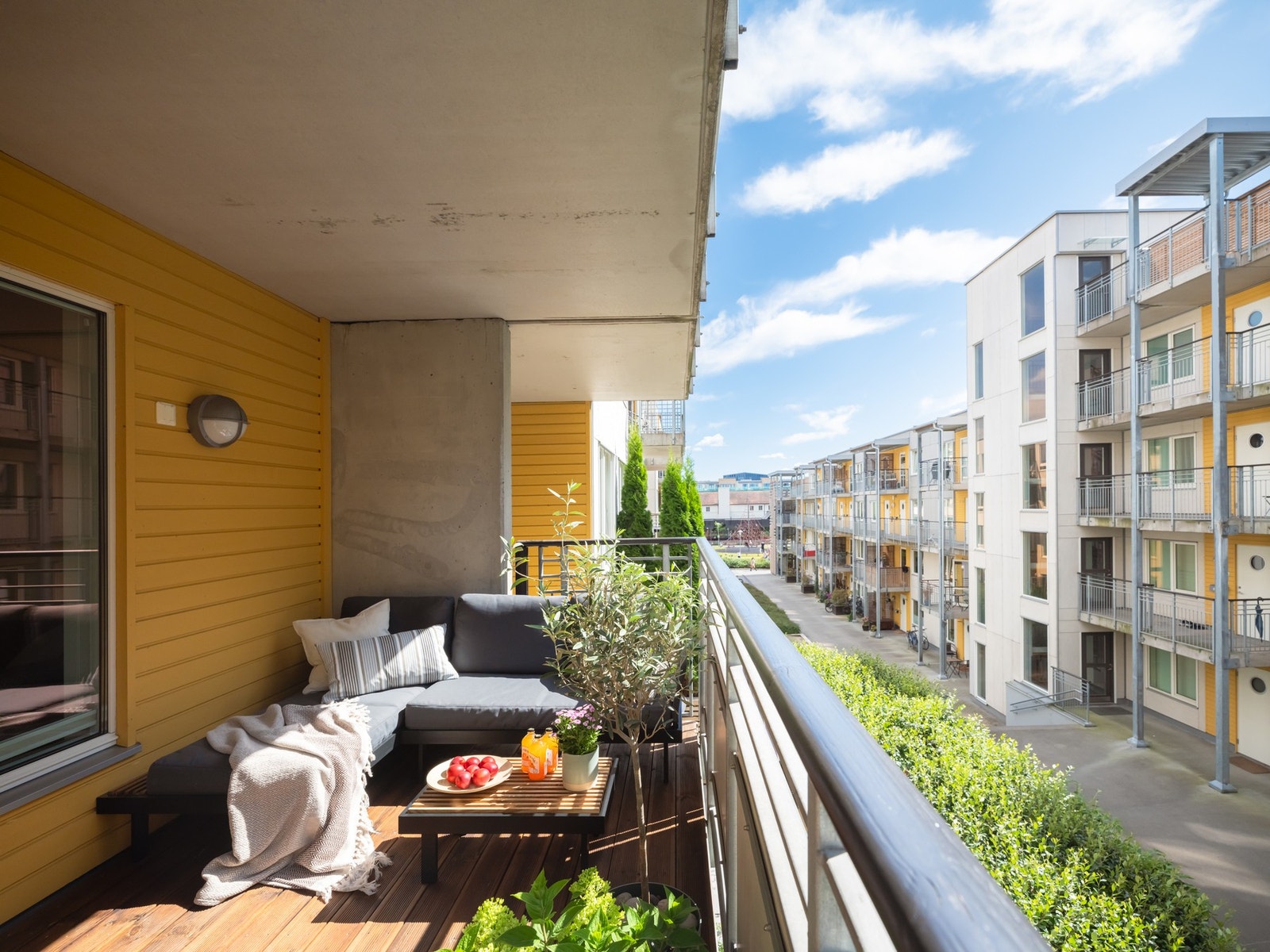 Balkongen vender mot rolig og bilfritt område. Galleribilde