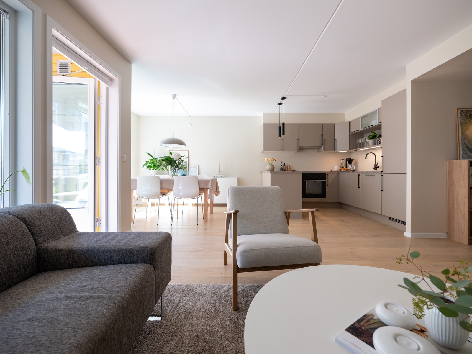 Stuen er naturlig delt inn hvor du har kjøkkenet og spisestuen nært hverandre slik at gjestene kan holdes med selskap under matlagingen. Galleribilde