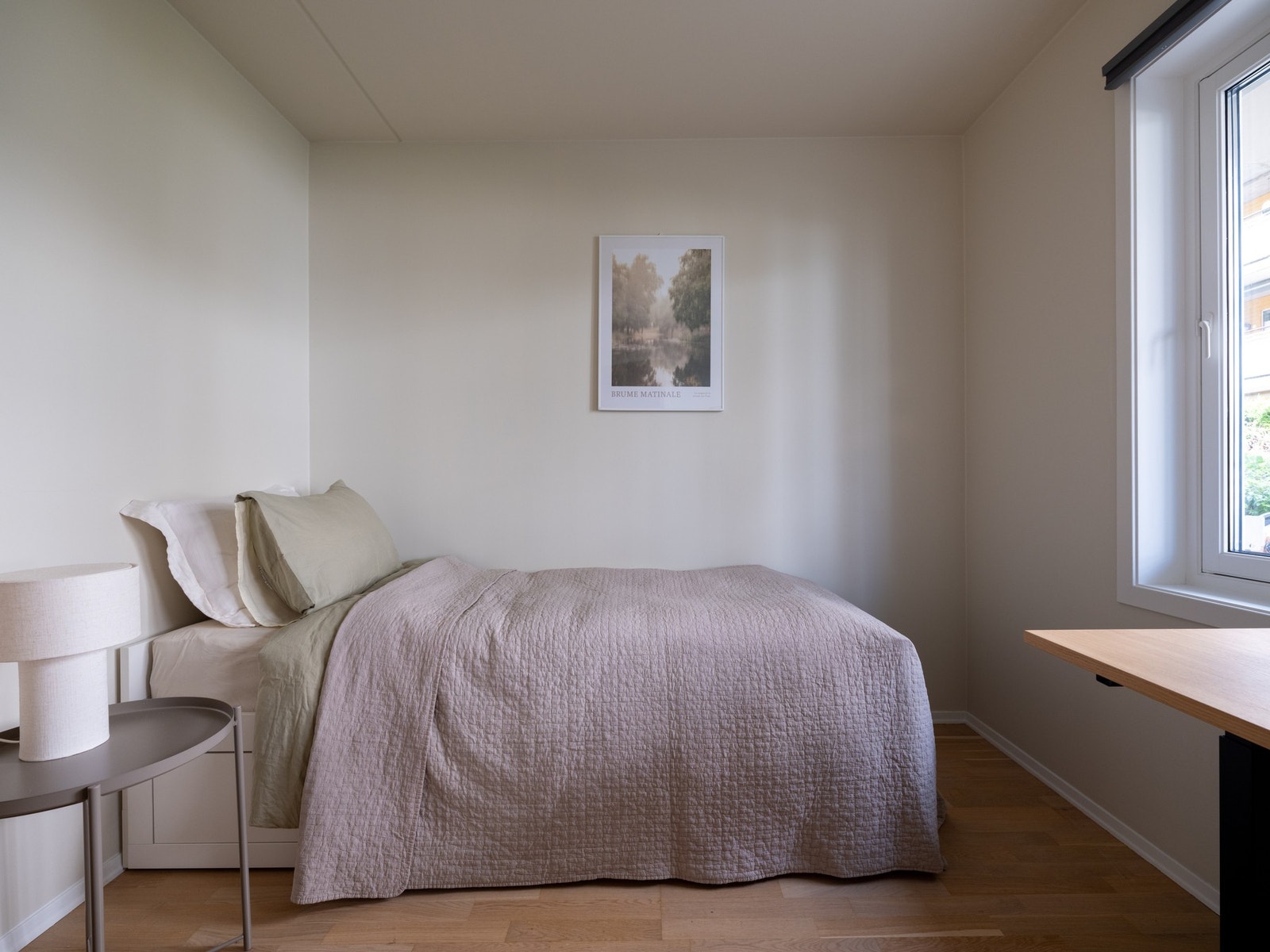 Soverom 2 er i dag innredet som et kombinert gjesterom og hjemmekontor og fungerer utmerket til blant annet dette. Galleribilde