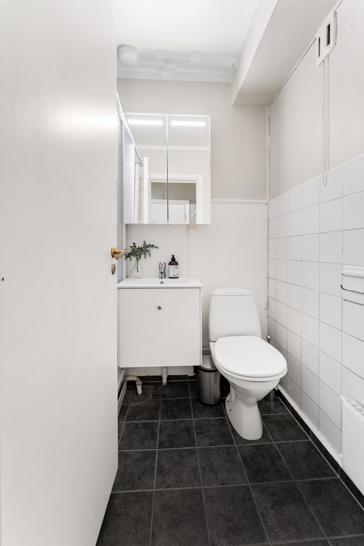 Badet har flislagt gulv. Galleribilde