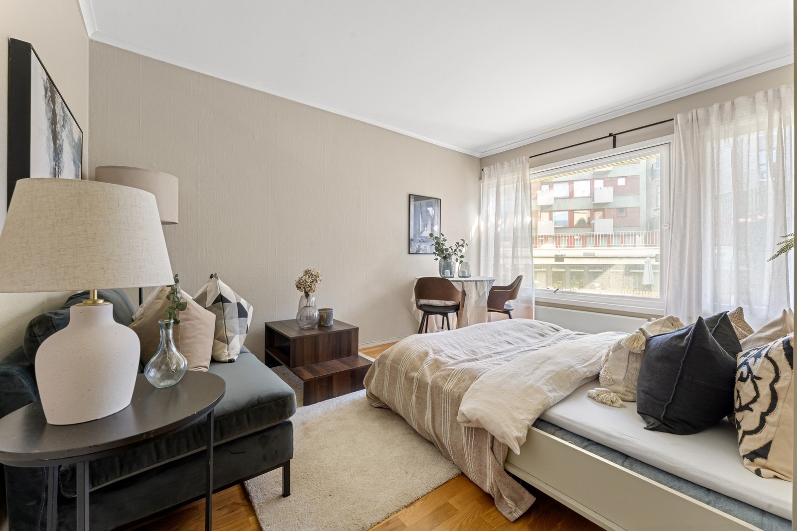 Sengen kan enkelt løftes opp og ned fra veggen. Galleribilde