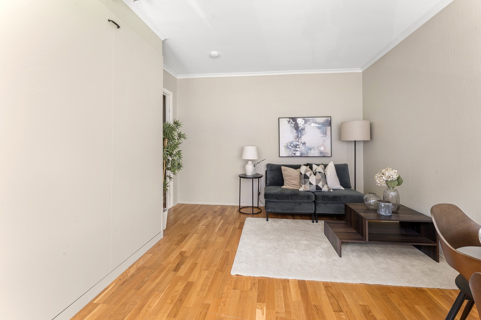 Overflatene er lysmalte i en tidsmessig og moderne fargetone. Galleribilde