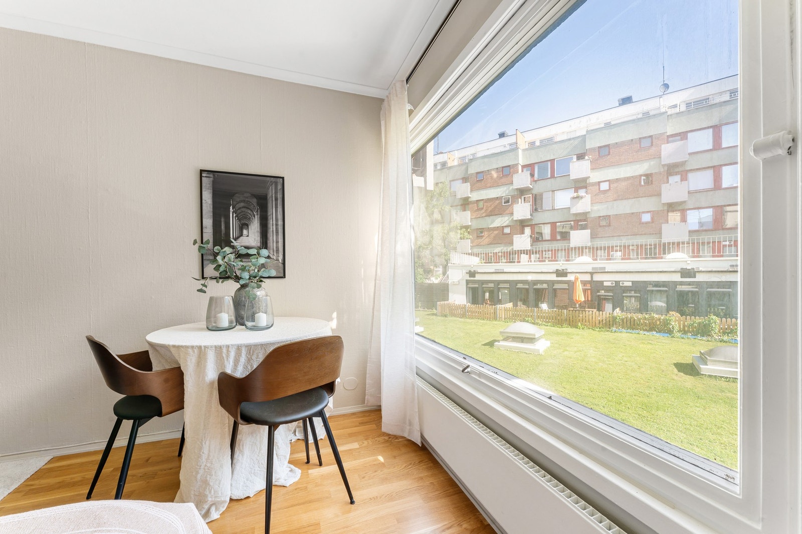 Leiligheten vender i sin helhet mot skjermet bakgård. Galleribilde