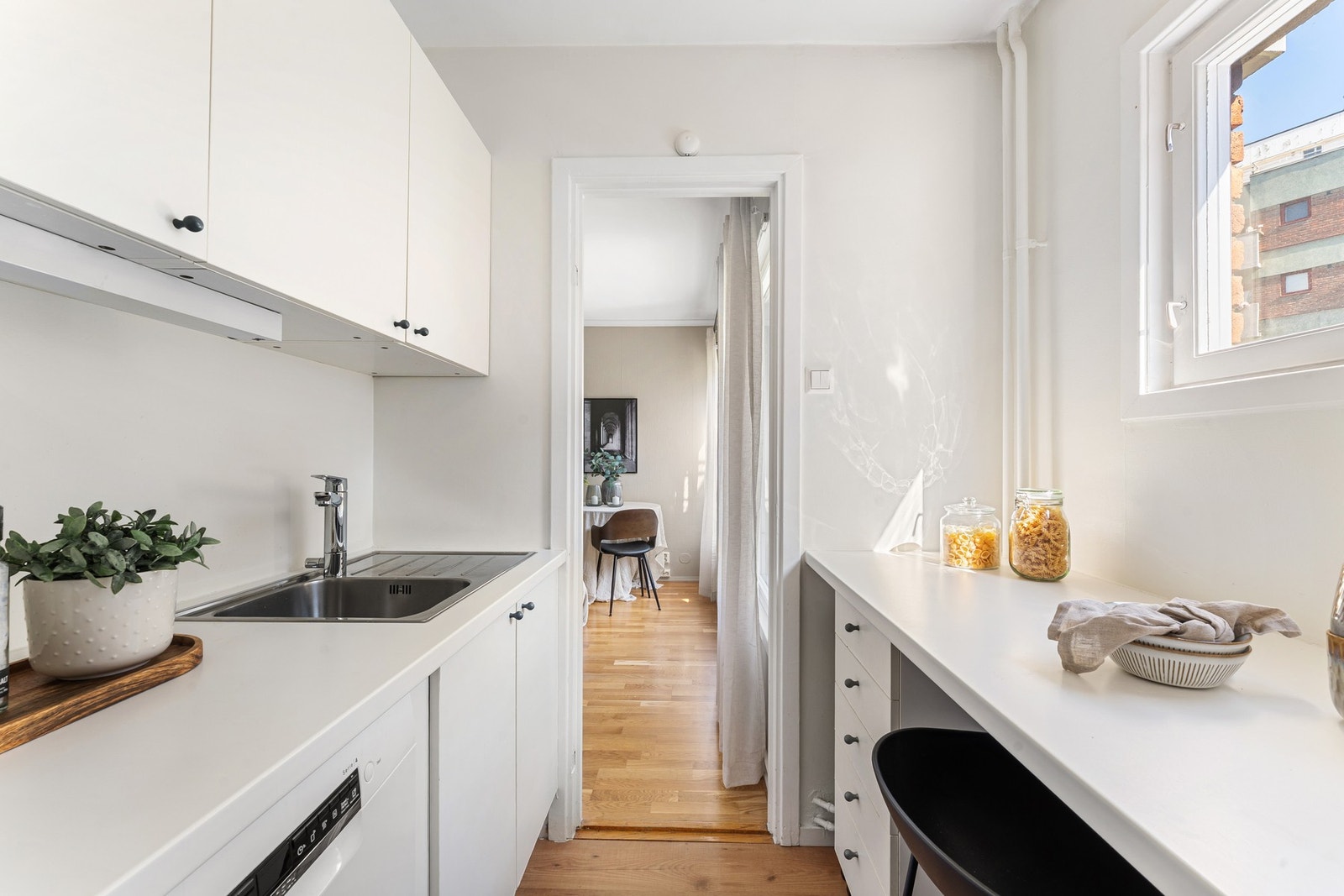 Kjøkkenet har frittstående hvitevarer som kan medfølge salget etter nærmere avtale. Galleribilde