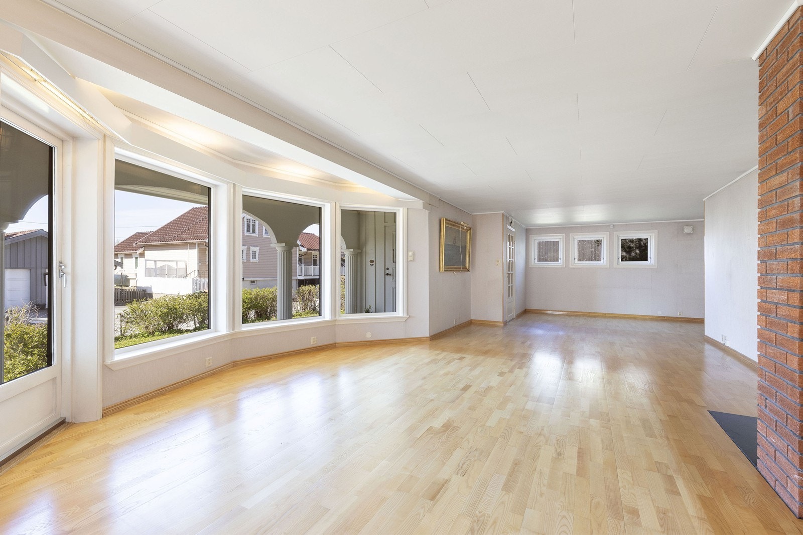Romslig og lys stue Galleribilde