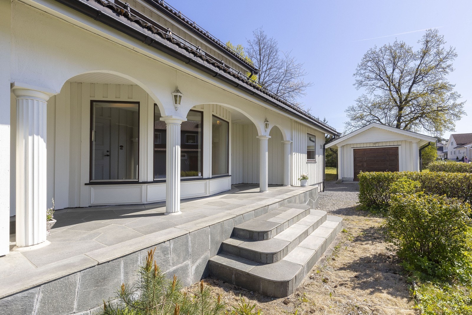 Vestvendt og overbygd skiferterrasse. Galleribilde