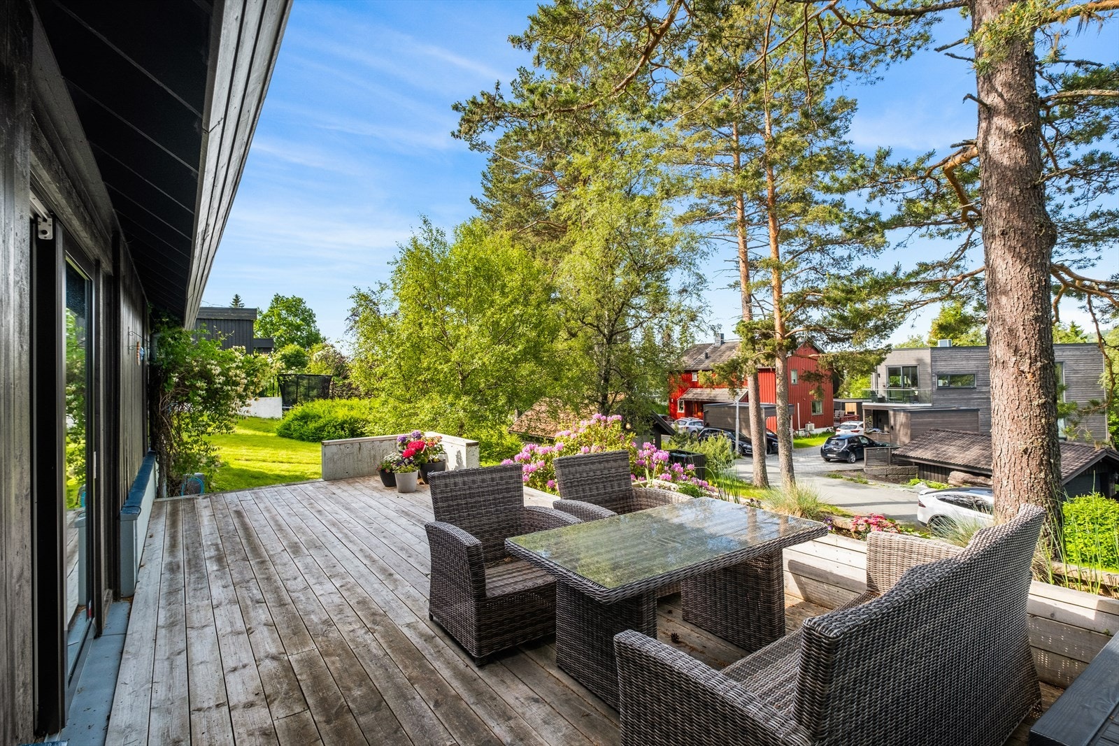 Ifølge selger er solen på eiendommen fra ca. fra 11/12 til solnedgangen. Galleribilde