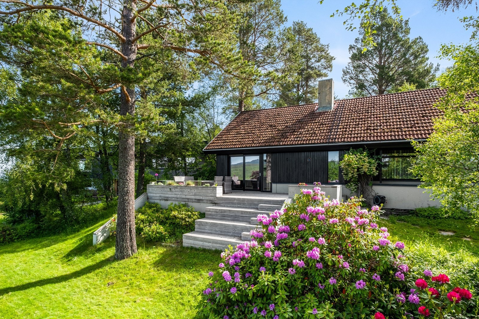 Fra stuen har dere direkte adkomst til en stor terrasse med gode sol- og utsiktsforhold. Galleribilde
