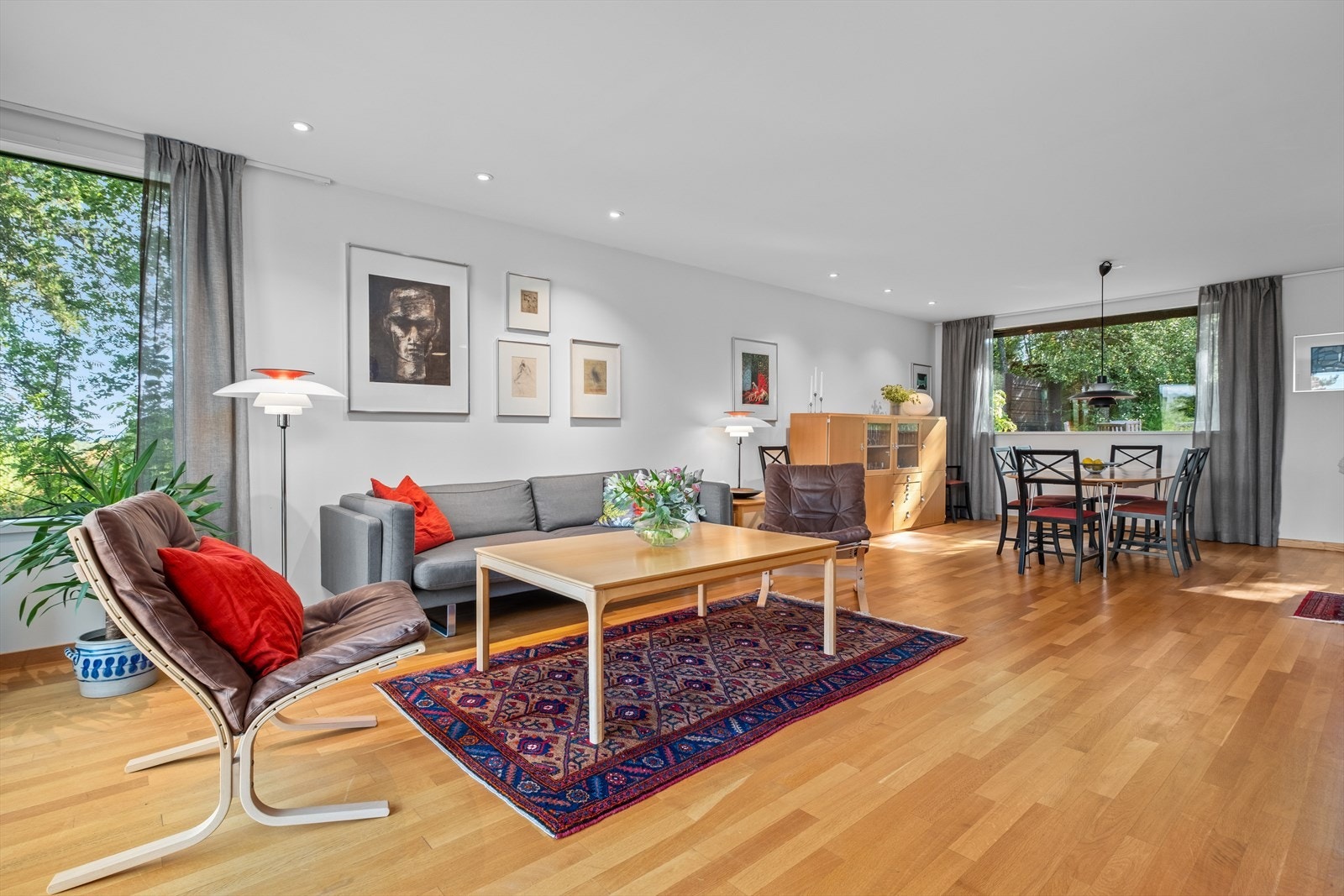 Det interne bruksarealet er på 210 m² med 4 soverom fordelt over to etasjer. Galleribilde