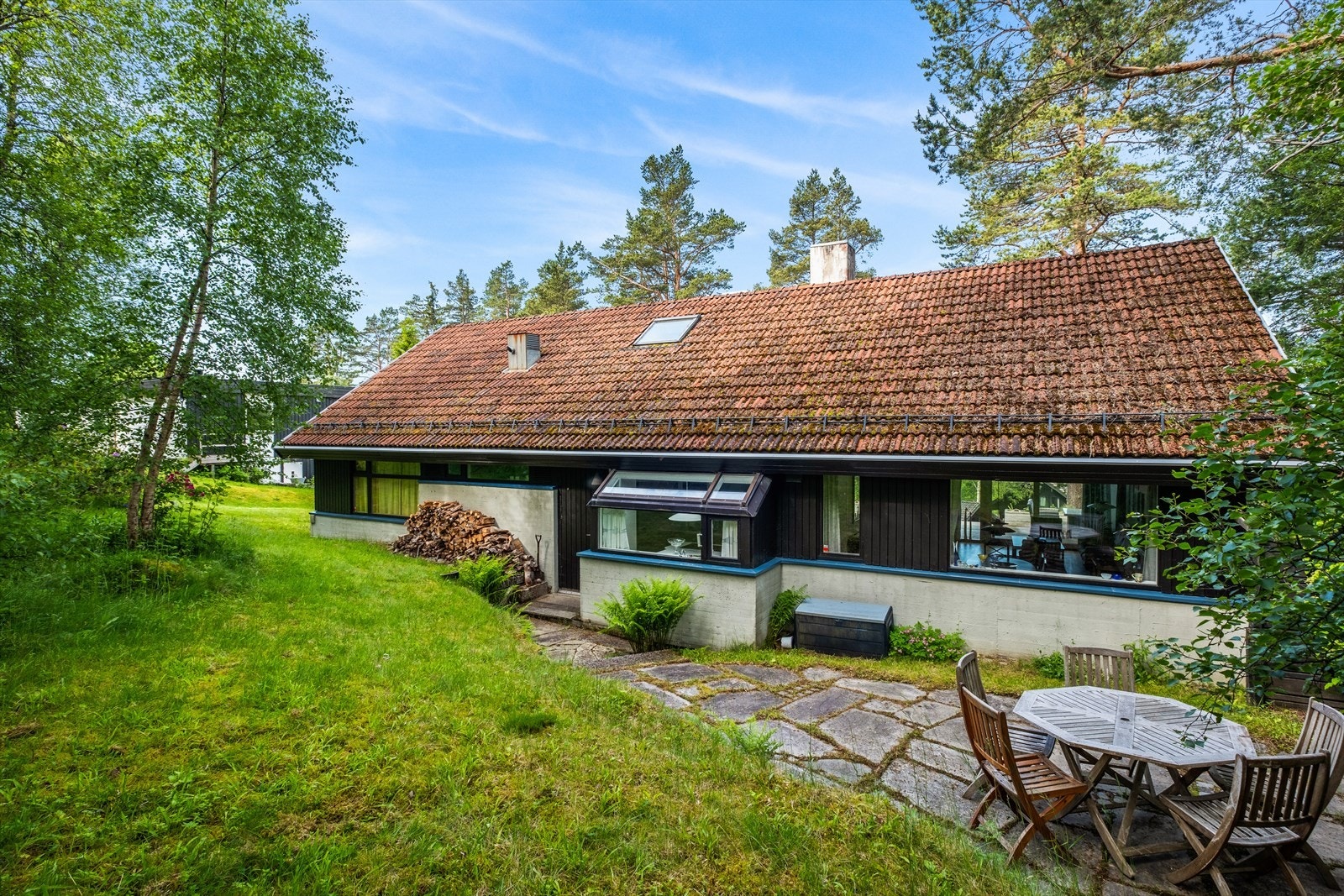 Fine uteområde på begge sider av huset. Galleribilde
