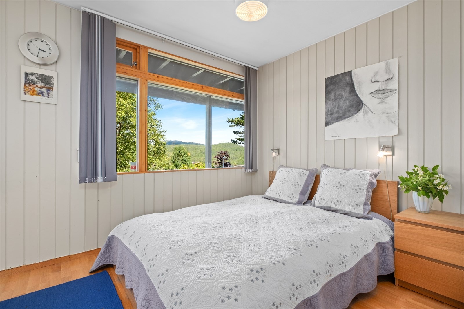 Dette soverommet er på 12,2 m² og dagens eier har brukt dette som gjestesoverom/kontor. Galleribilde