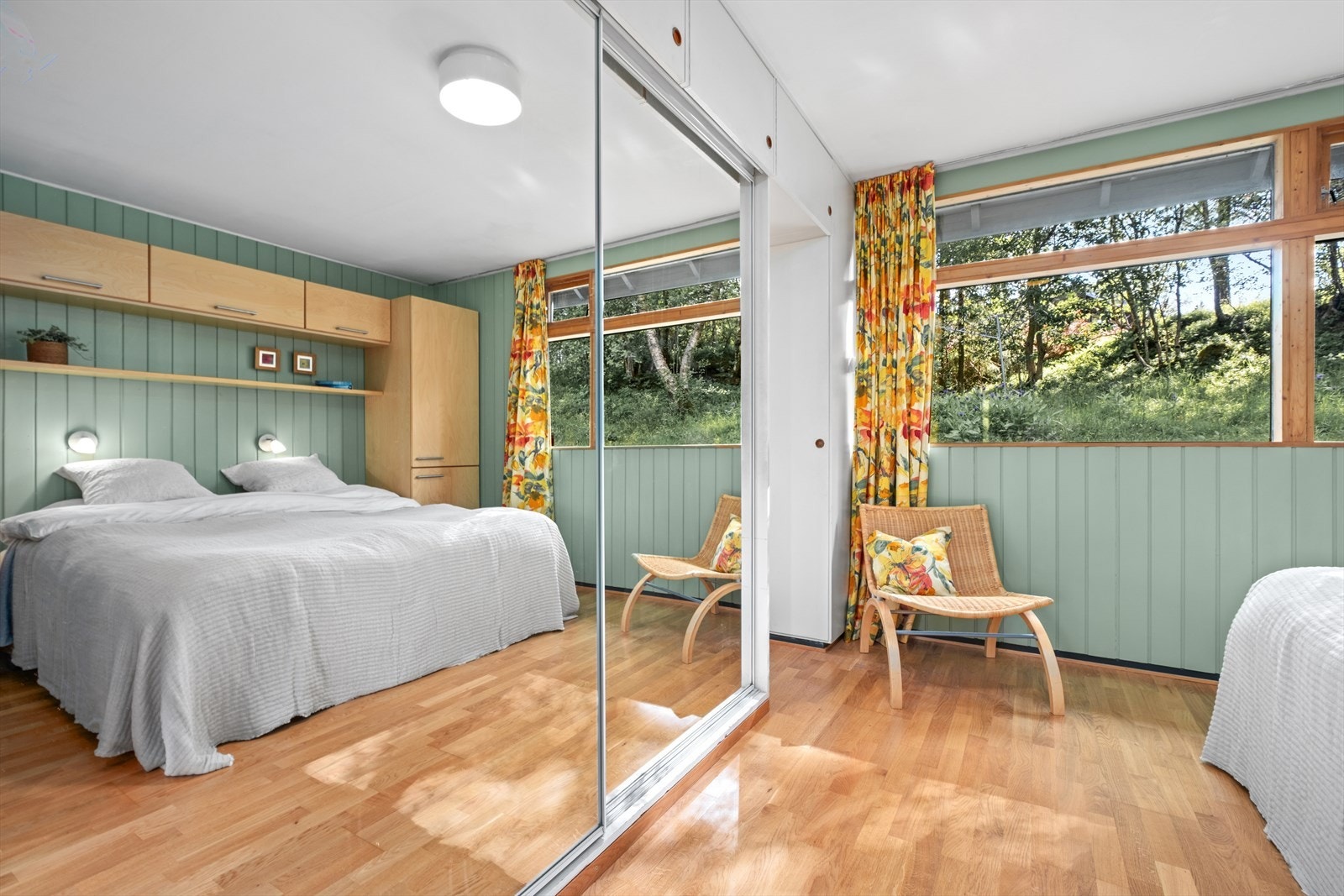 Her får du et romslig soverom på 13,2 m² med god plass til dobbeltseng, nattbord, skyvedørsgarderobe og tilknyttet eget bad. Galleribilde