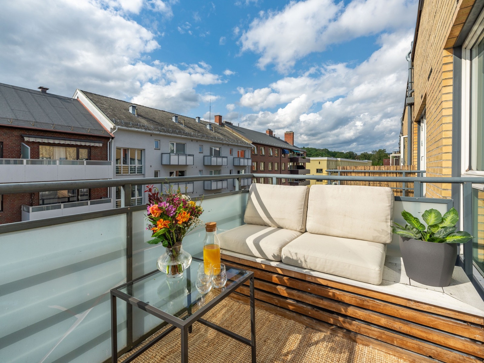 Leiligheten har en ordentlig deilig vestvendt balkong på 5 kvm. Galleribilde