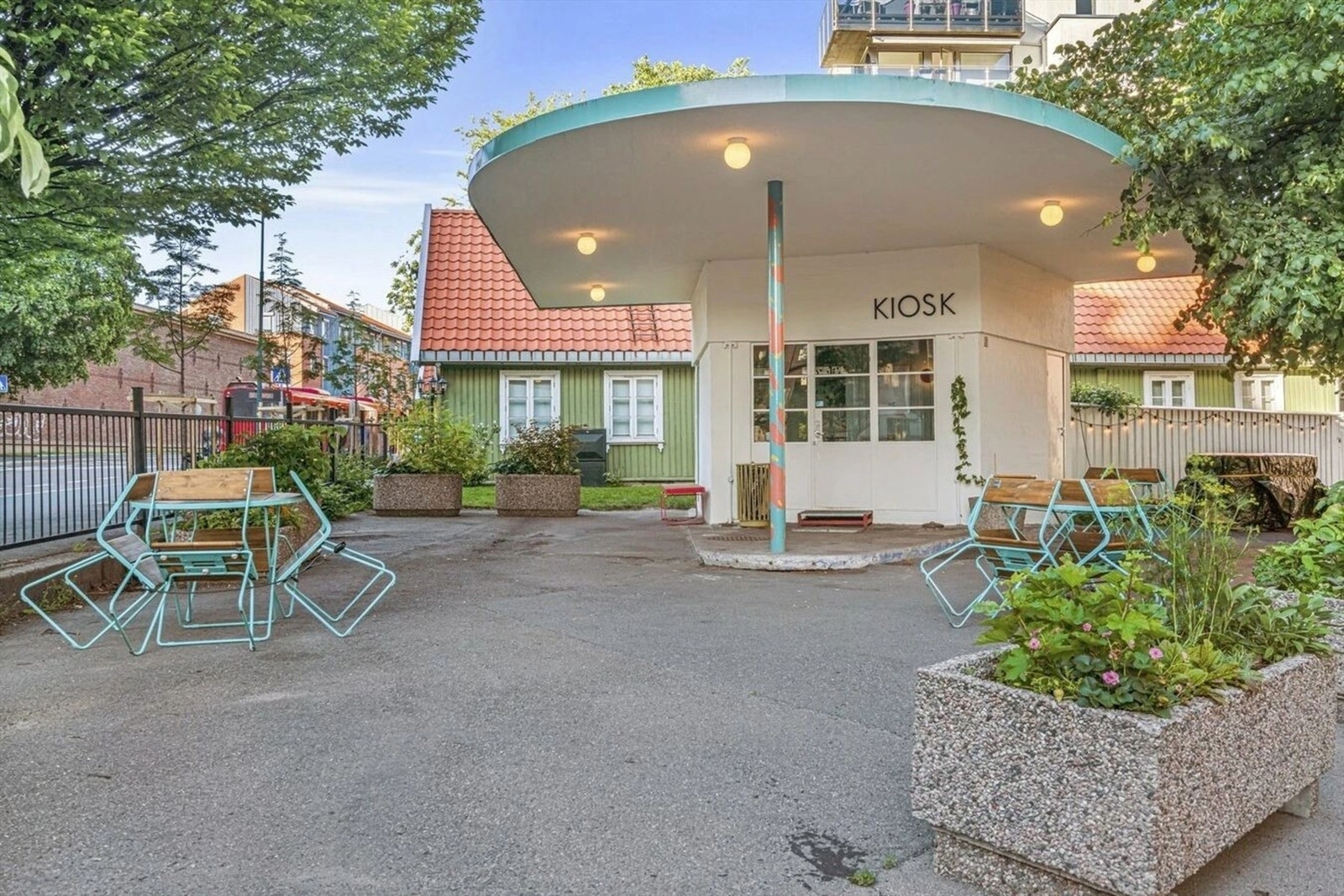 Det er kort vei til svært trivelige nærområder, her Kiosk som serverer nydelig kaffe. Galleribilde