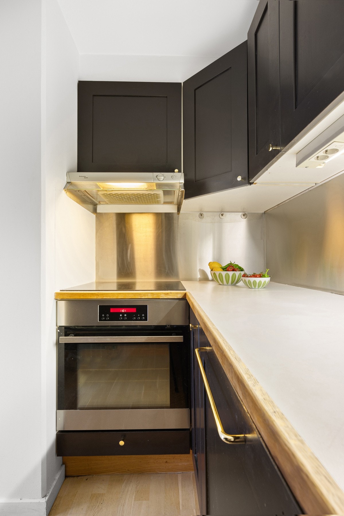 Gode arbeidsflater og godt med skapplass Galleribilde