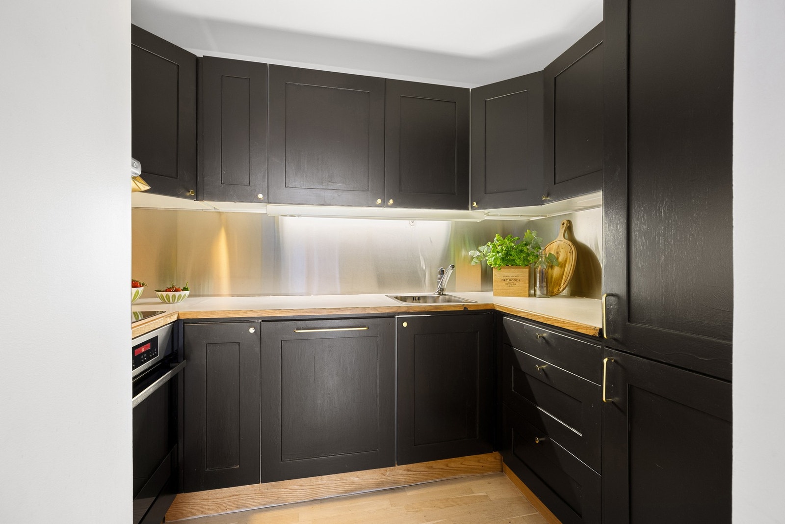 Innholdsrikt kjøkken med U-form utførelse for optimal utnyttelse Galleribilde