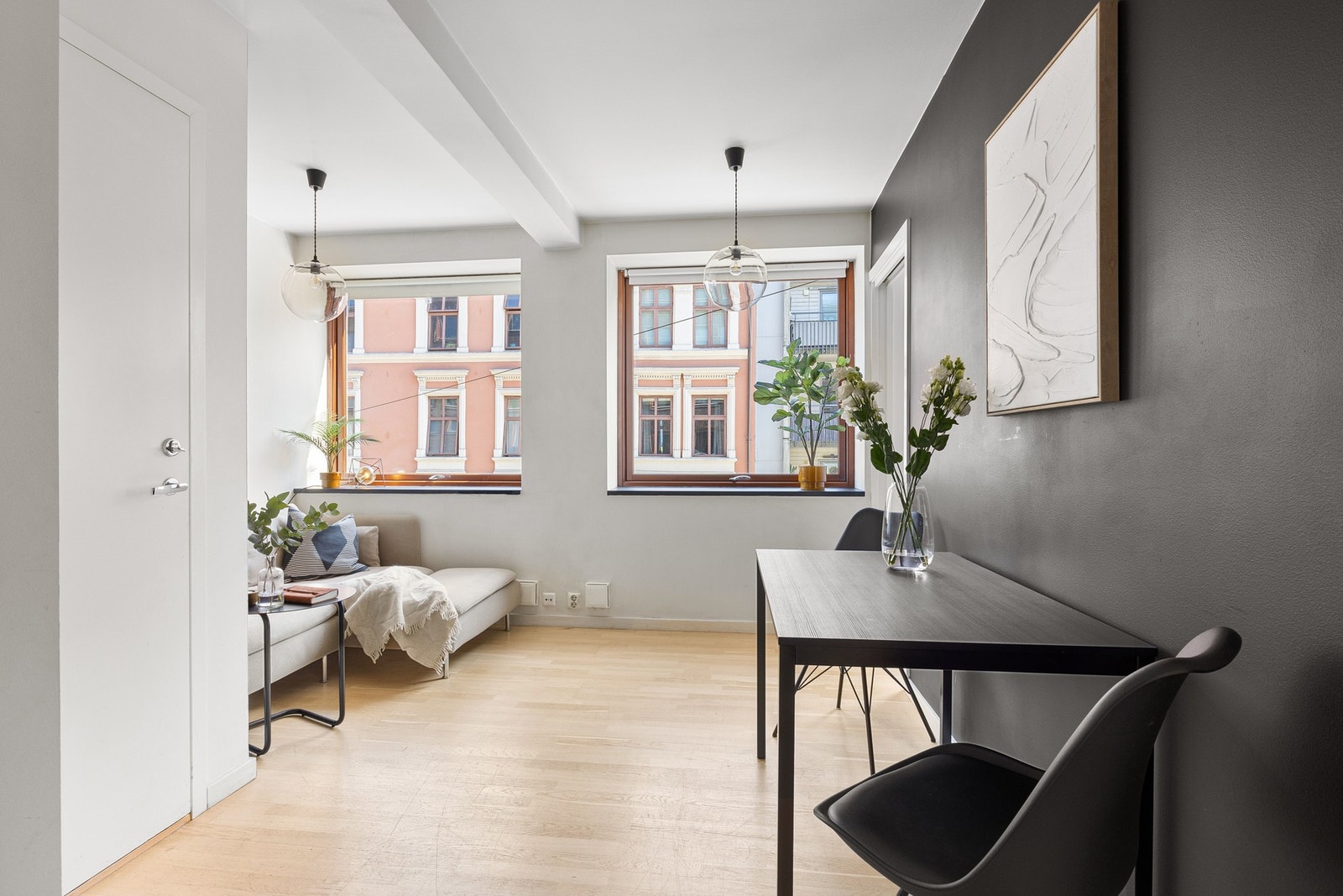 Stuen har plass til både sofa og spisebord Galleribilde