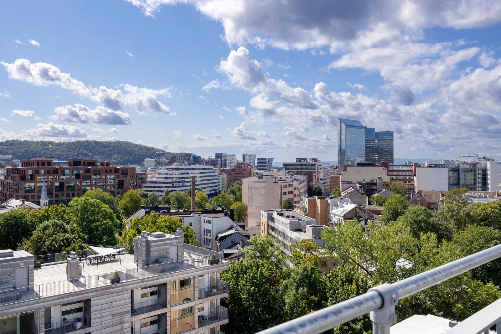 Her er utsikt fra terrasse mot Ekeberg Galleribilde