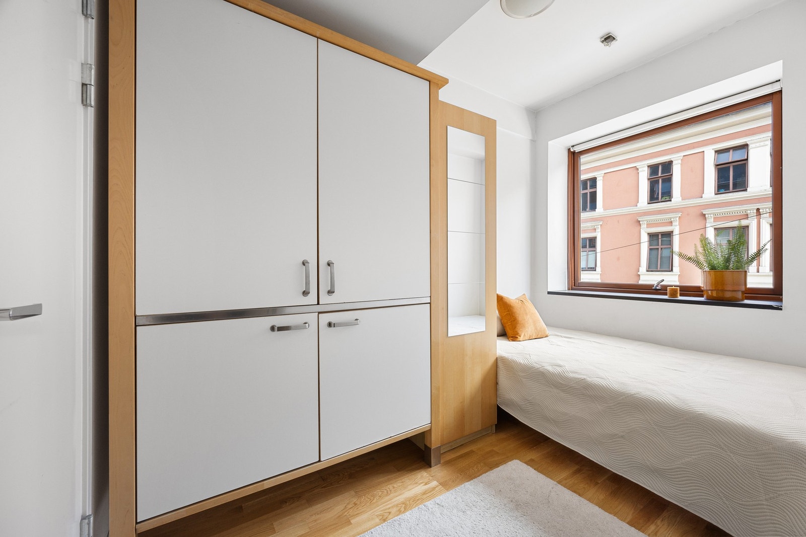 Denne hybelen er overraskende praktisk og gir leieinntekter på ca kr 10.000,-. Galleribilde