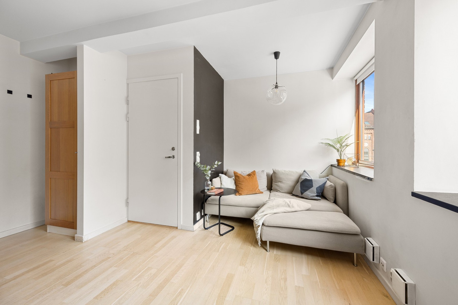 Sofaen er plassert litt tilbaketrukket i rommet Galleribilde