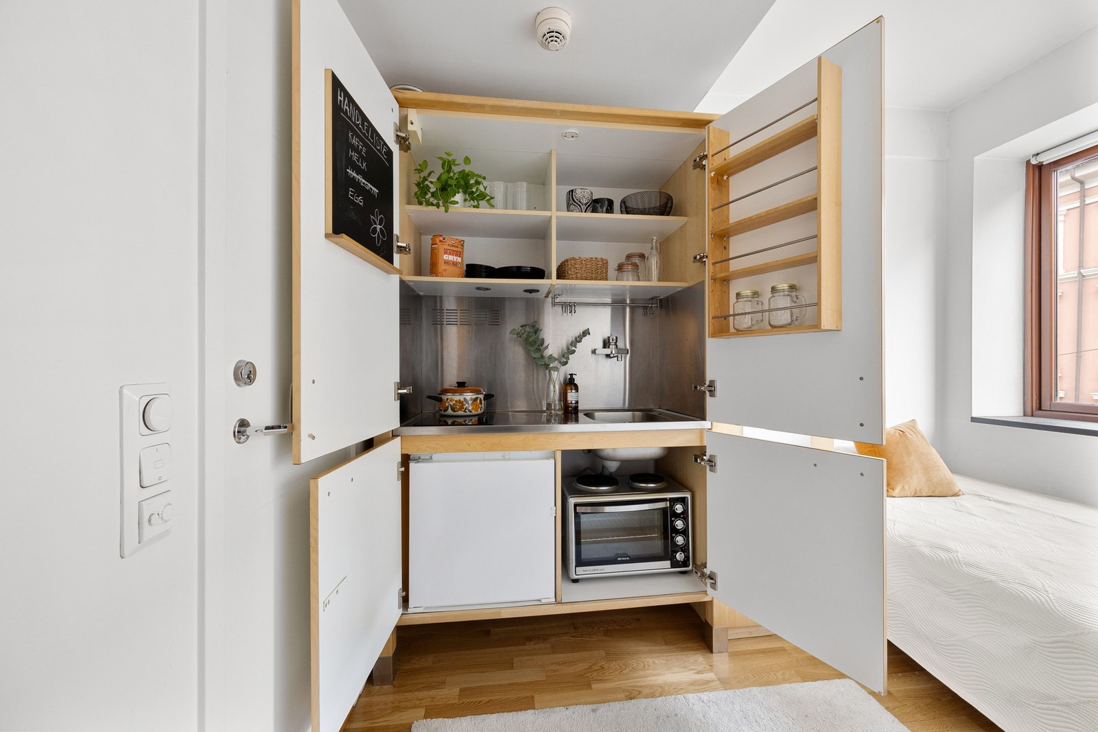 Eget hybelkjøkken i skapet, smart og arealefektivt Galleribilde