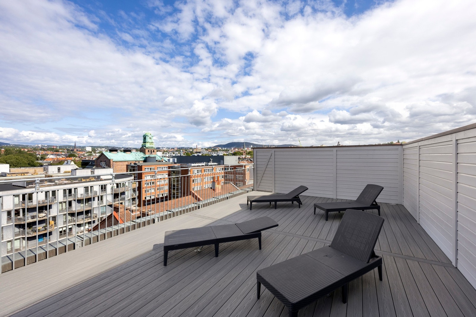 Taket er avdelt med egen skjermet del for de som vil sole seg i fred Galleribilde