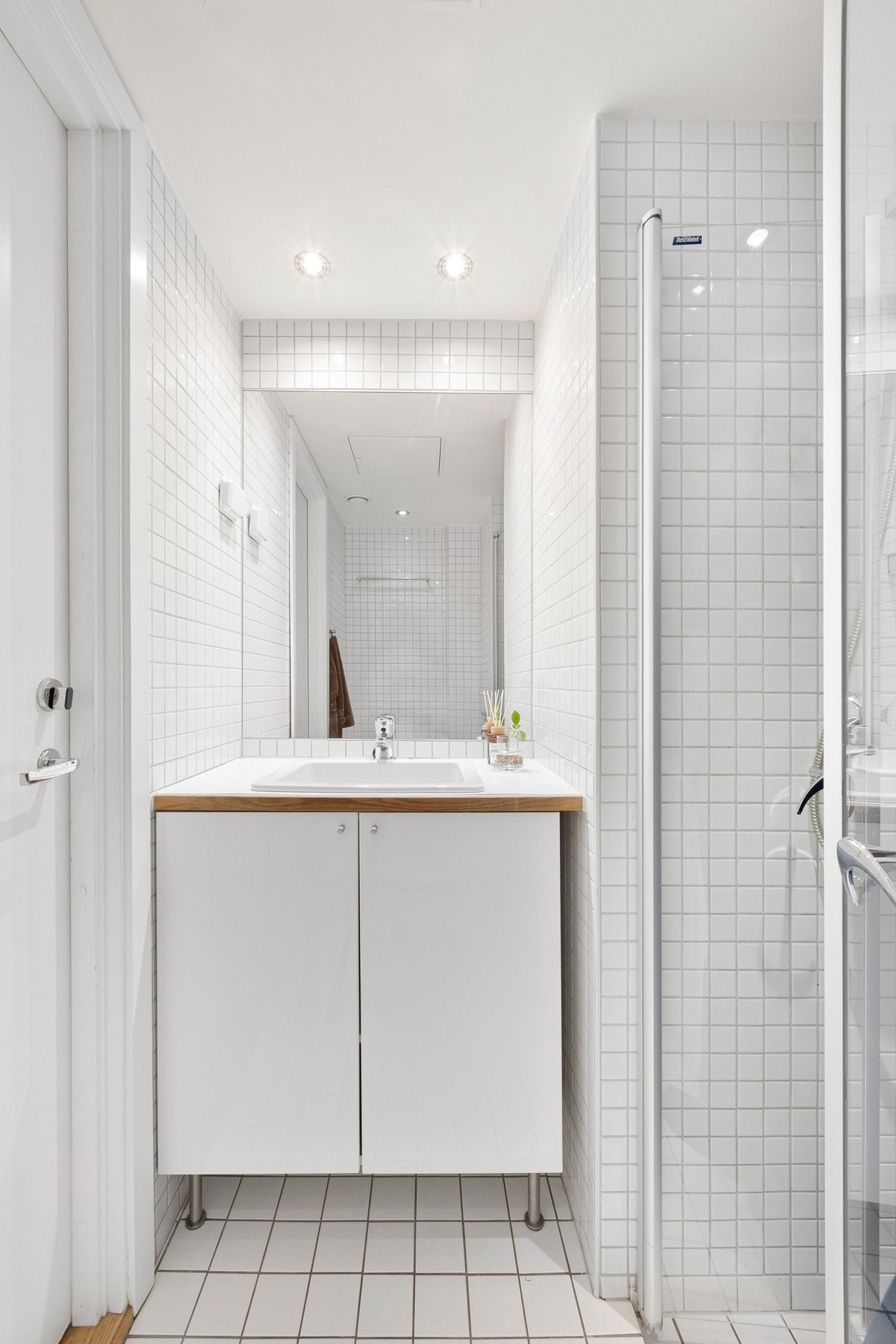 Servant og speil på badet Galleribilde