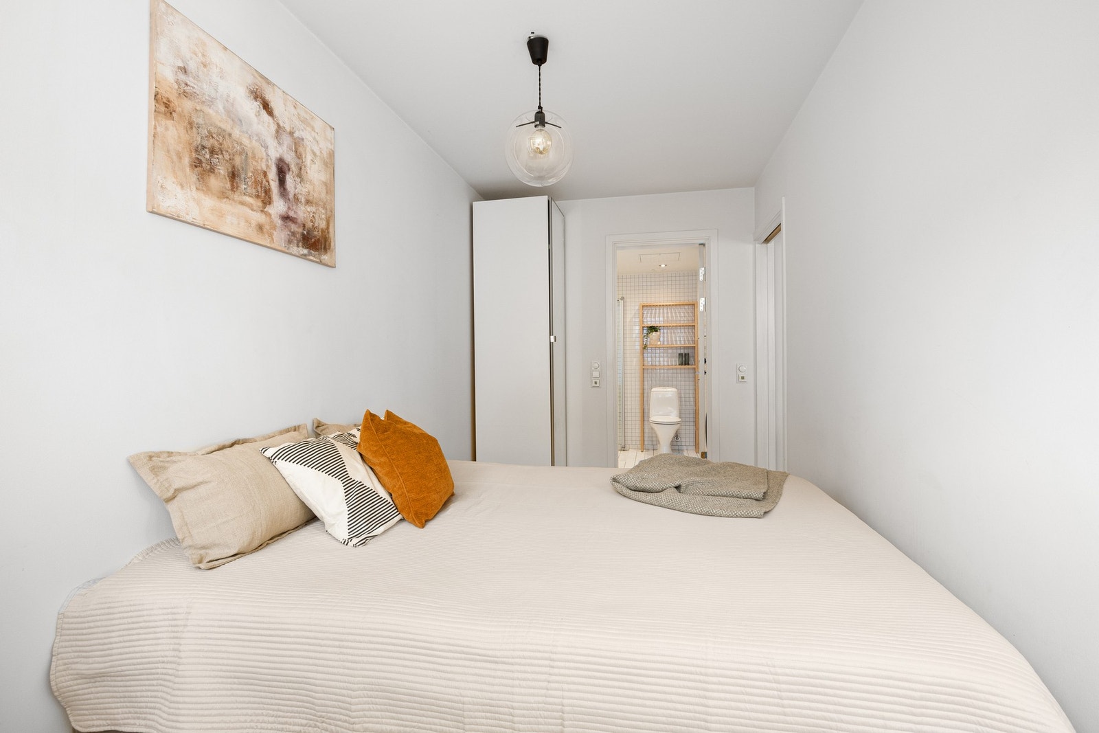 Lyst og trivelig soverom Galleribilde