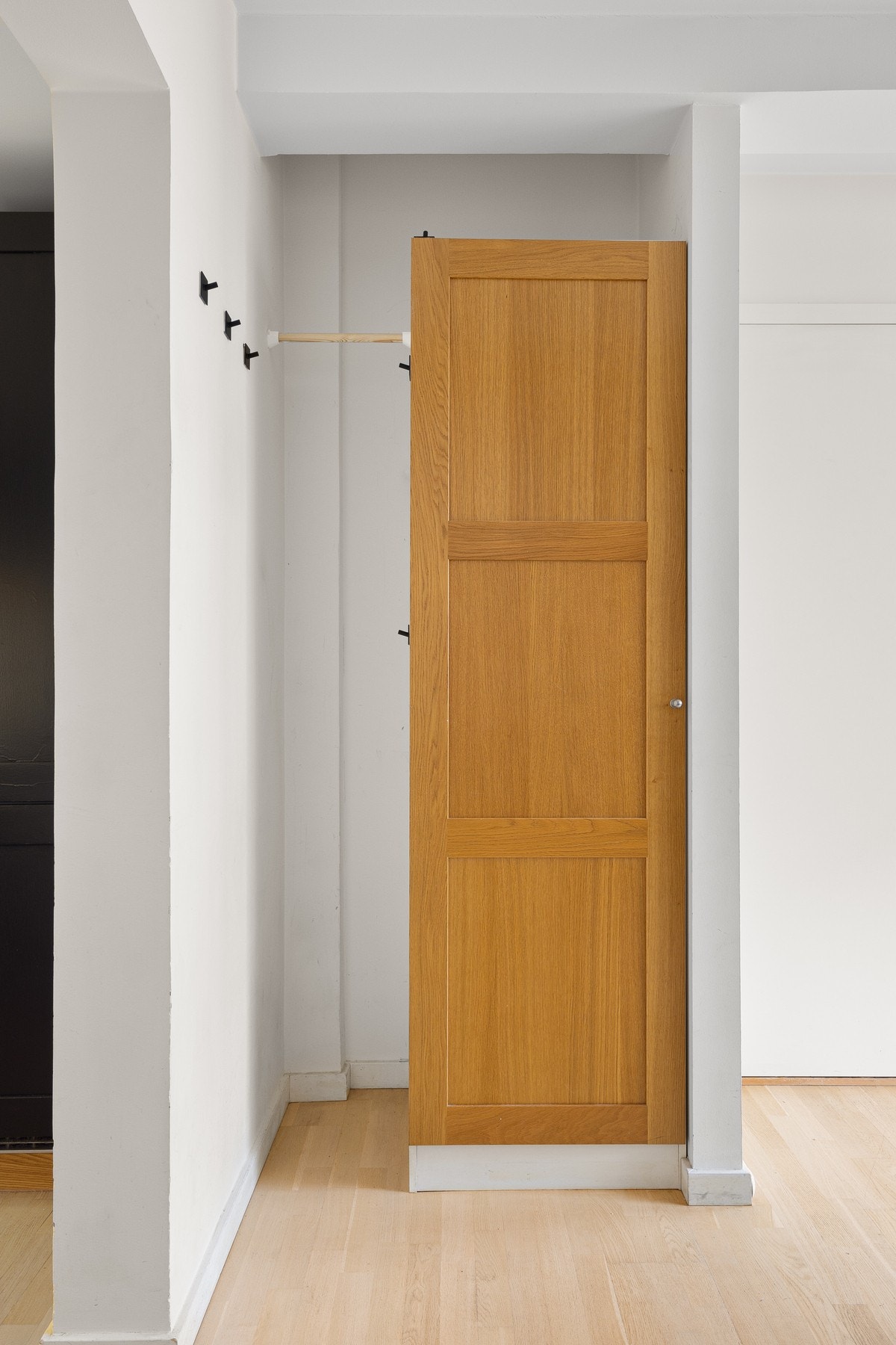 I stuen er det en nisje ved inngangsdøren med skap for oppbevaring og nisje for å henge av seg yttertøy Galleribilde