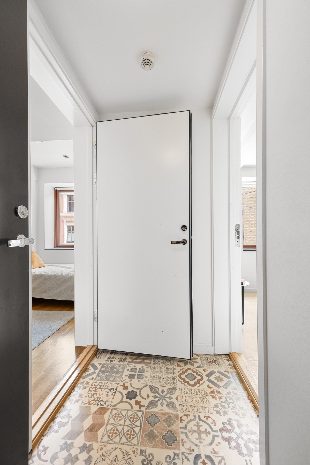 Velkommen inn i gangen som har inngang til hybel til venstre og hoveddelen til høyre Galleribilde