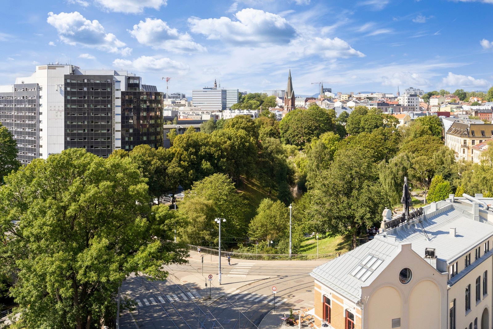 Her er utsikt fra terrasse mot Schous plass Galleribilde