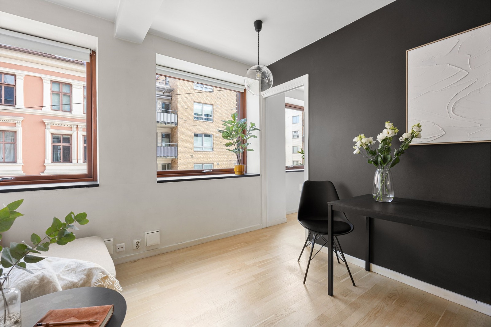 Lys og luftig stue med åpen kjøkkenløsning Galleribilde