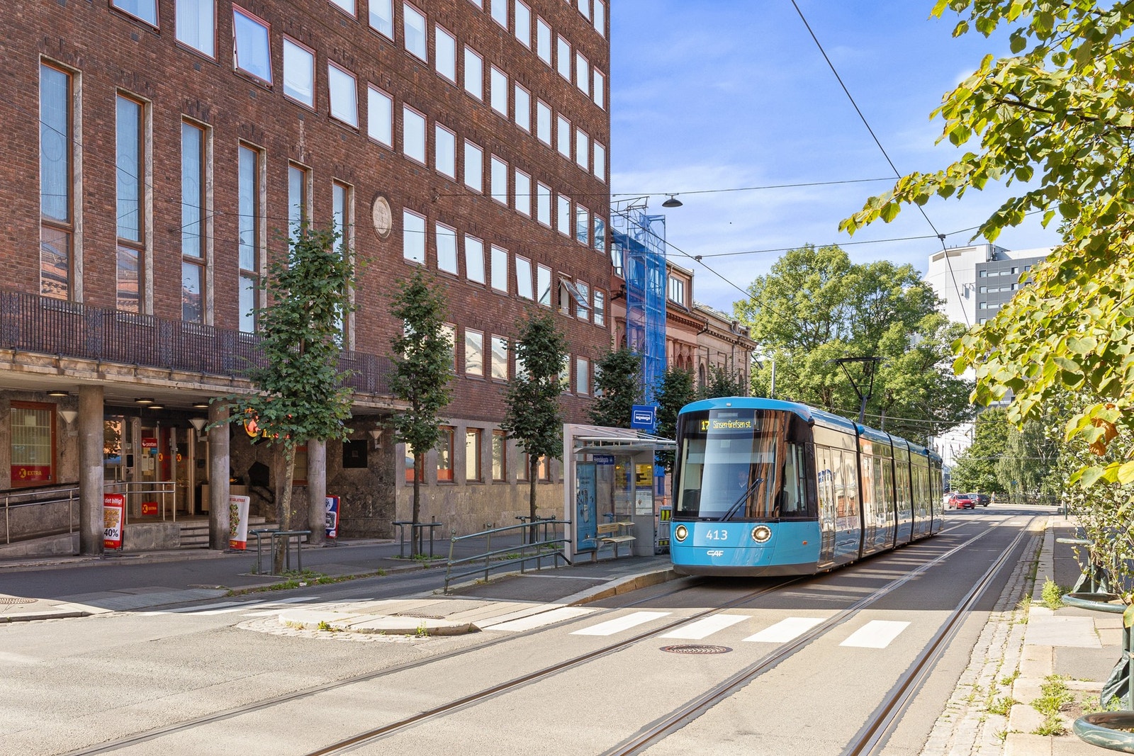 Trikken til sentrum ligger rett på utsiden og merk at det også er COOP-ekstra i bygget Galleribilde