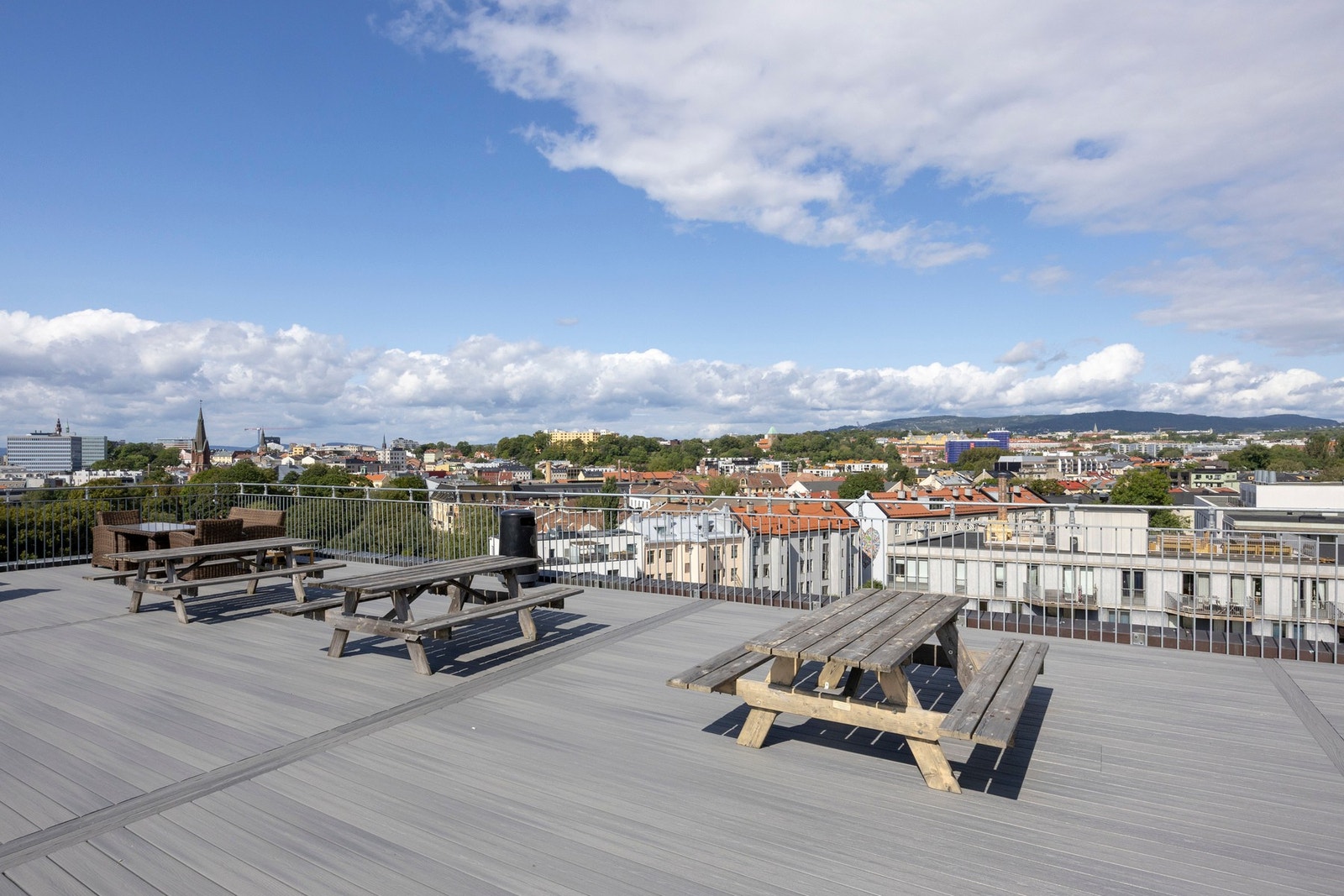 Velkommen opp på taket til en fantastisk fin felles takterrasse med flere sosiale soner Galleribilde