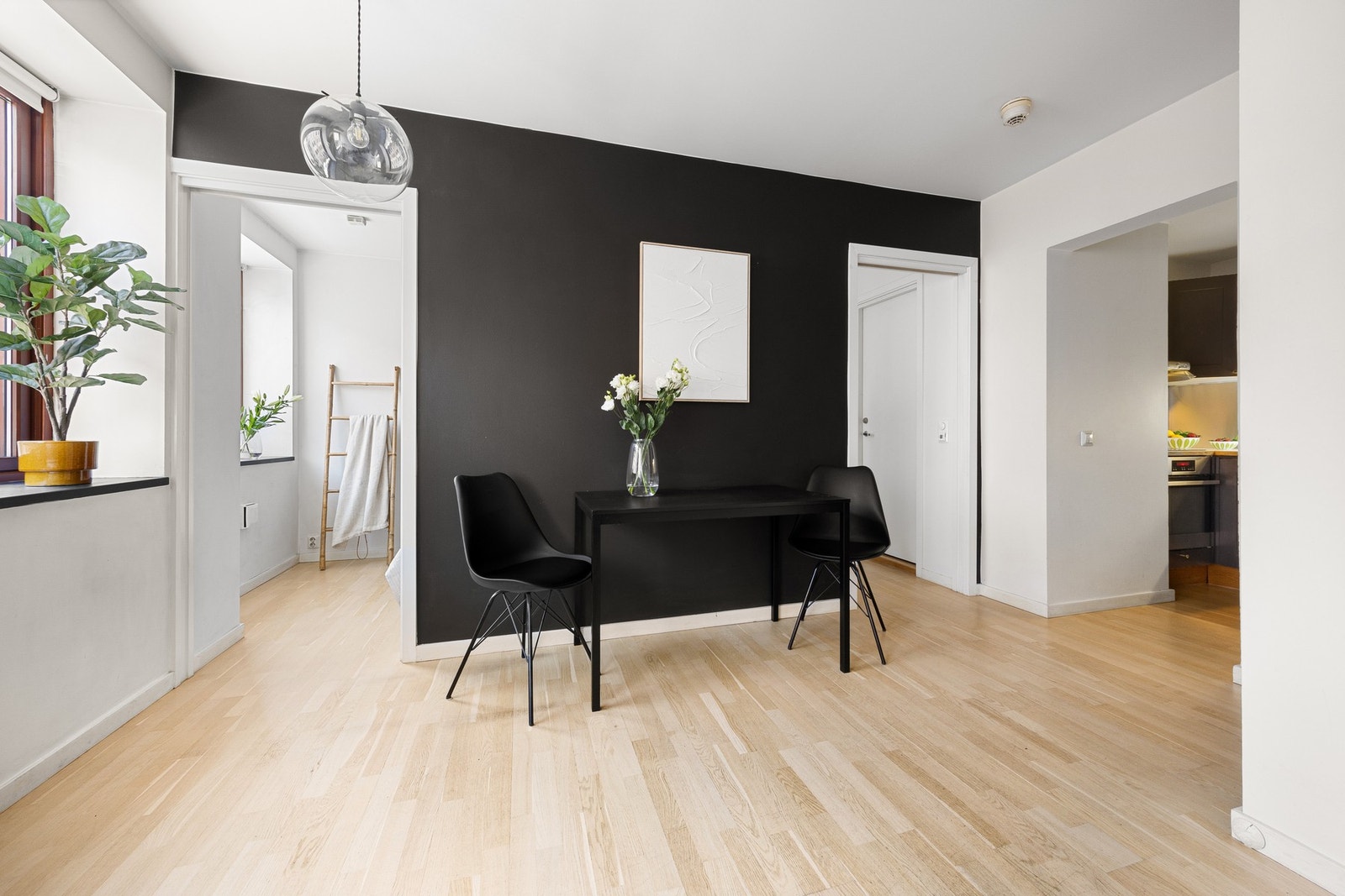 Her ser man spiseplass, inngang til soverom og kjøkken Galleribilde