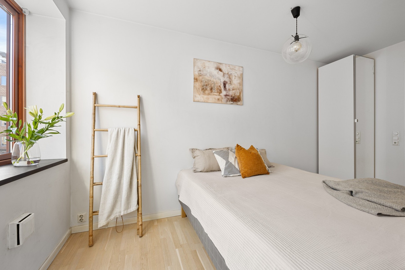 Hyggelig soverom med plass til dobbeltseng og skap, samt direkte tilgang til badet Galleribilde