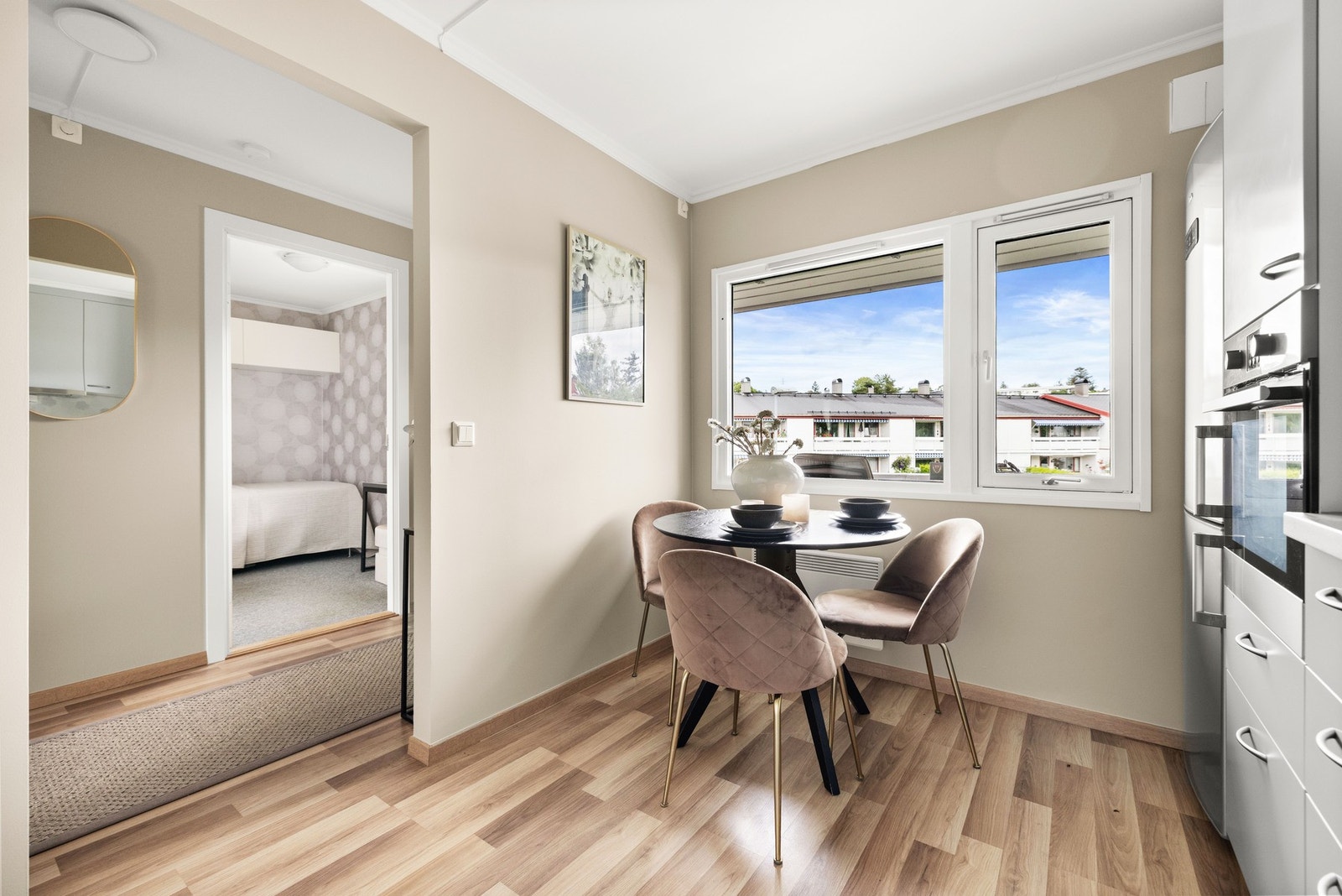 Spiseplass ved vinduet på kjøkkenet Galleribilde