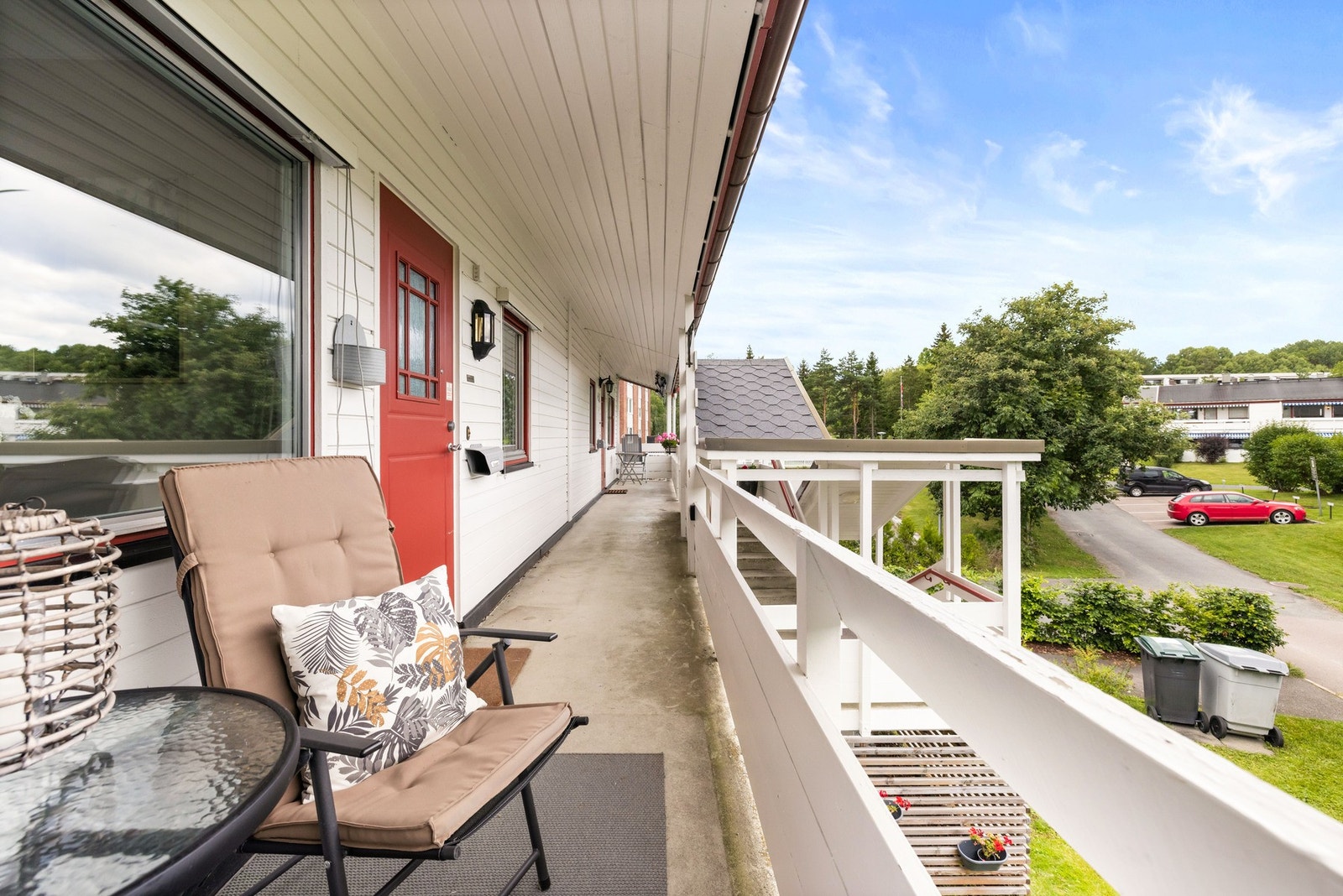 Uteplass ved inngagspartiet med morgensol Galleribilde