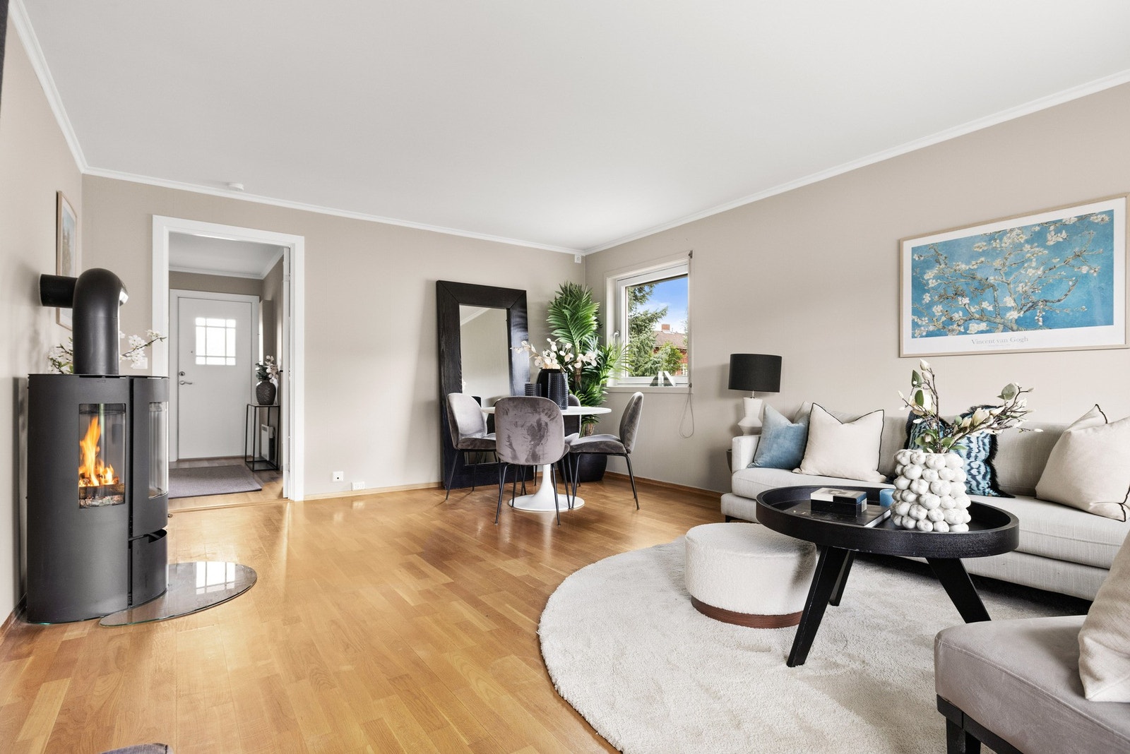 Romslig stue med god plass til spisebord og sofagruppe Galleribilde